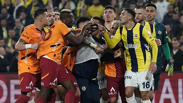 Derbide 4 kırmızı kart çıktı