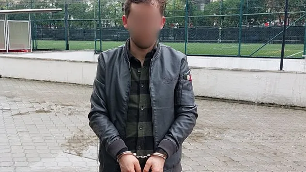 Alkollü sürücü polis aracına çarptı