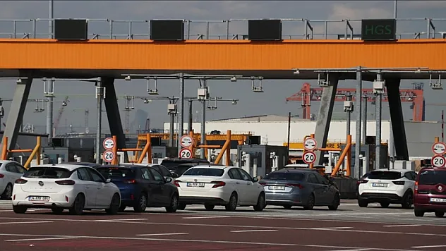 Yollarda bayram tatili dönüşü yoğunluk yaşanıyor