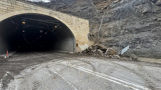 Gümüşhane-Trabzon kara yolunda heyelan meydana geldi