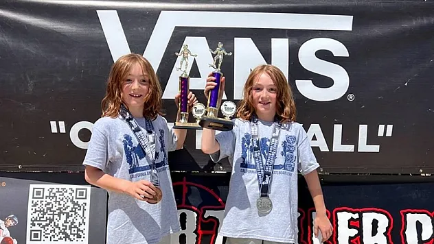 İkiz kaykaycılar ABD'deki yarışmada zirveye çıktı