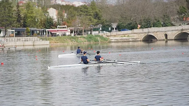 Milli kürekçiler Meriç Nehri'nde