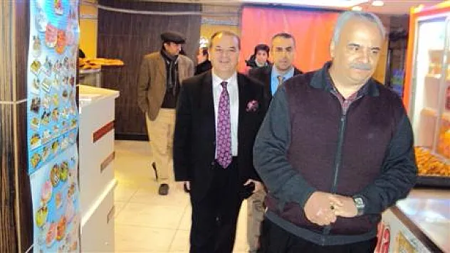 ÇARYAB ÖZAKKAYA CAFE'DE