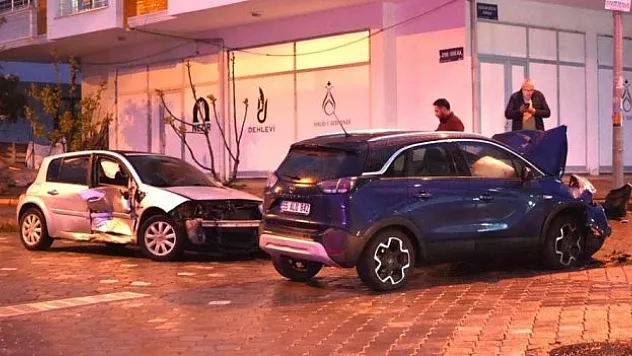 SUV tipi araç ile otomobil çarpıştı