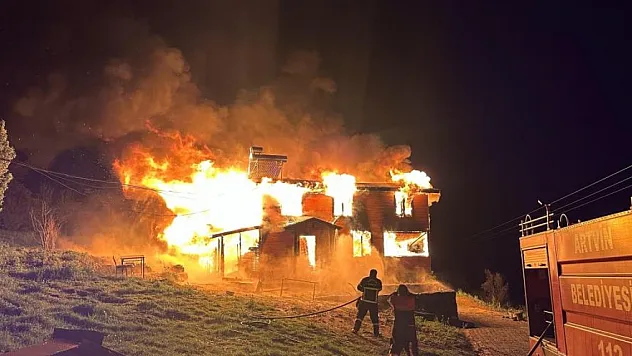 Yangından ahşap ev kullanılamaz hale geldi