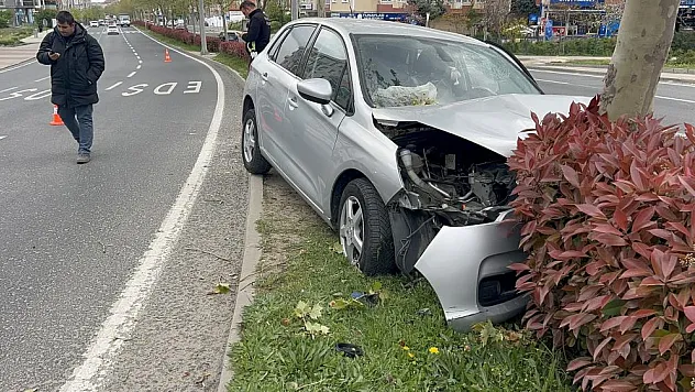 Refüje çıkan otomobil ağaca çarptı: 3 yaralı