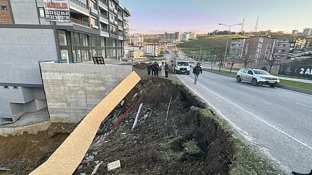 İnşaat çalışması sırasında toprak kaydı, yol trafiğe kapatıldı