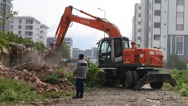 10 metruk bina yıkıldı