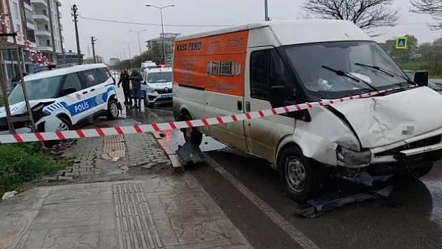 Minibüs polis aracına çarptı