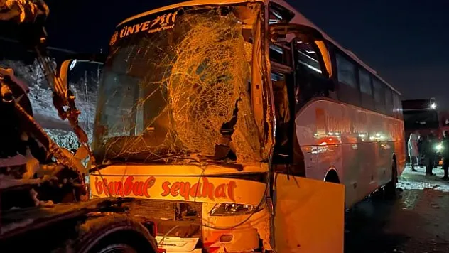 Yolcu otobüsü ile tır çarpıştı