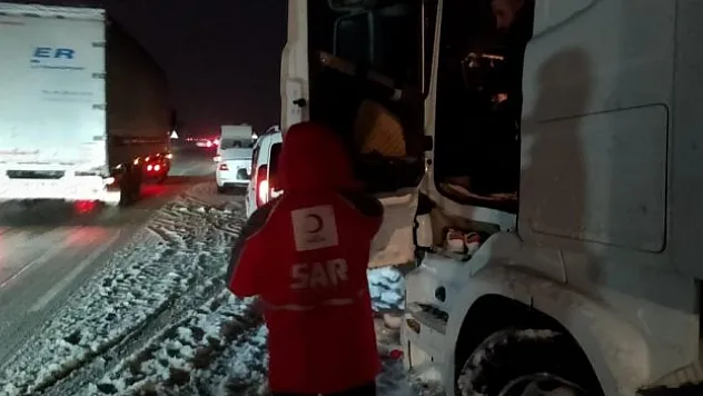 Yolda kalanlara Kızılay'dan destek