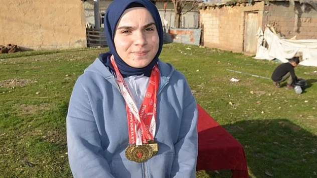 Günde 600 şınav çekiyor