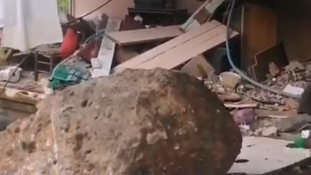 Rize'de kopan kayalar çarptığı evi kullanılamaz hale getirdi