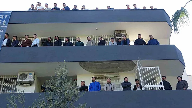 Taraftarlar balkonları ve damları doldurdu