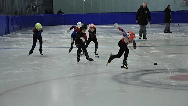 Buz pateni yarışmaları nefes kesti