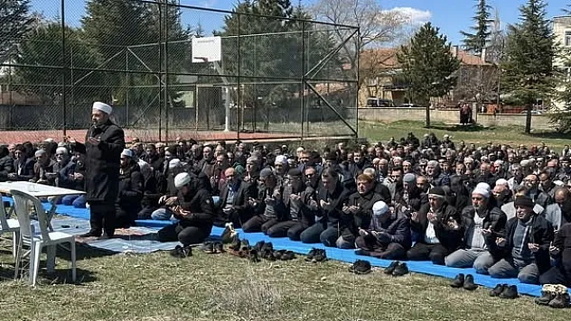 Eller toplu olarak yağışlar için semaya açıldı