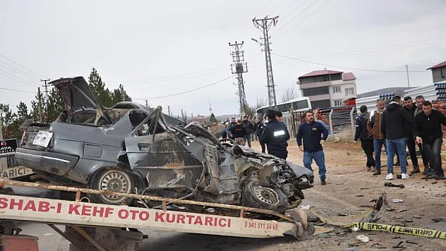 Otomobil kağıt gibi ezildi: 3 ölü, 3 yaralı