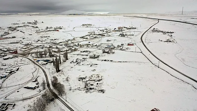 Nisan ayında yağan kar, ulaşıma engel oldu