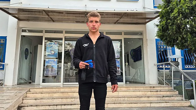 Bulduğu altınları emniyete teslim etti.