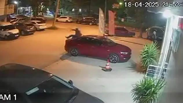 Otomobili tekmeledi üstünde zıpladı