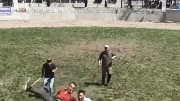 Güreşçi boğa bakıcısını hastanelik etti