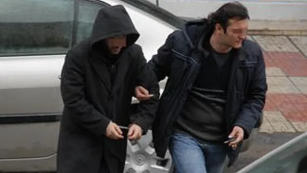 Misafir olduğu evde uyuşturucu ile yakalandı