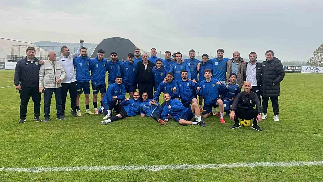 Yeşil sahada evlilik teklifi