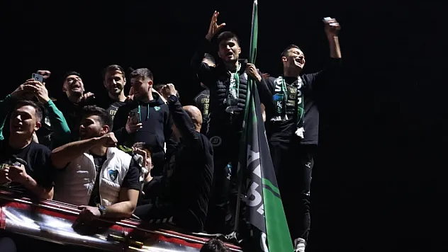 Futbolcular şampiyonluğu taraftara armağan etti