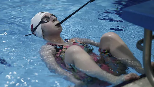 Altın madalyaya dişiyle tutundu