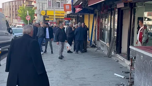 Direksiyonda fenalaşan sürücü işyerine daldı