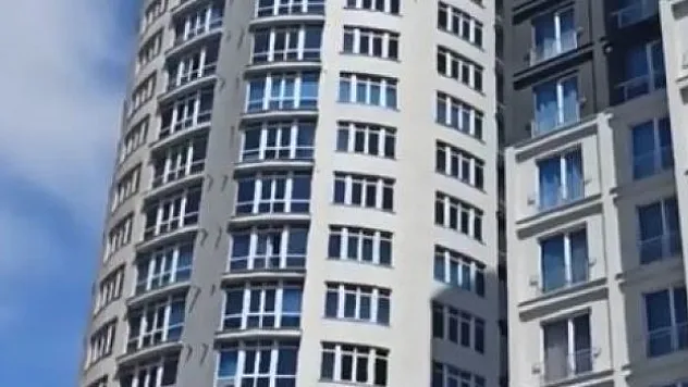 Depremde rezidans sallandı