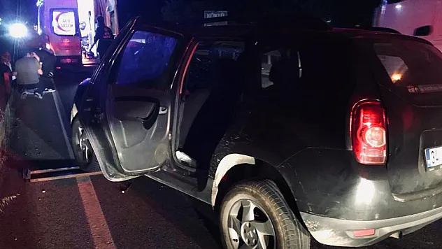 Seyir halindeki traktöre otomobil arkadan çarptı