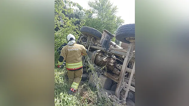 Asfalt yüklü kamyon devrildi