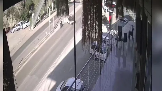 Motosiklet hafif ticari araca ok gibi saplandı