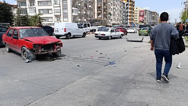 Otomobil motosiklete çarpıştı