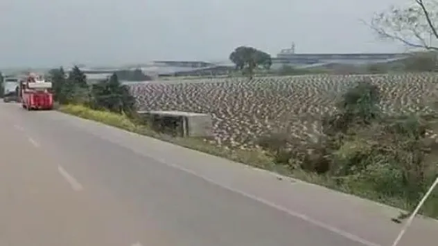 Tarlaya uçan tır, vinç yardımıyla çıkarıldı