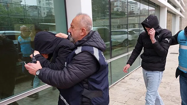 Atıldığı okulun öğretmeni darp eden 2 kişi adliyede