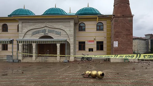 Cami minaresine yıldırım düştü