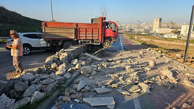 Çarpışma sonrası kamyon duvarın üzerinde askıda kaldı