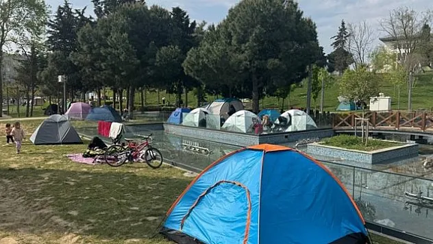 Vatandaşlar parklarda kalmaya devam ediyor