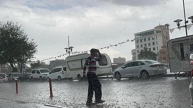 Dolu ve sağanak yağış, yaşamı olumsuz etkiledi