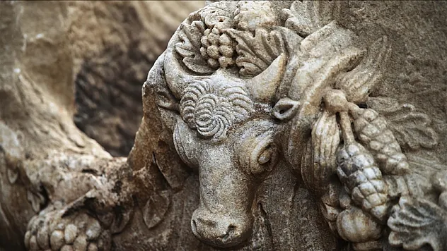 2 bin yıl öncesine ait girlandlı lahit bulundu