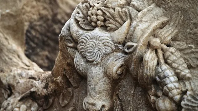 2 bin yıl öncesine ait girlandlı lahit bulundu