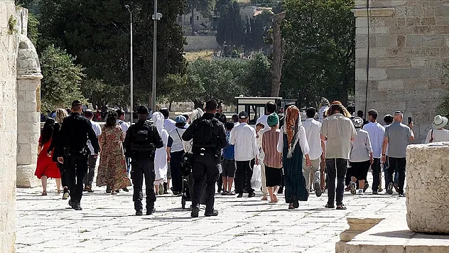 Mescid-i Aksa'ya baskın düzenledi