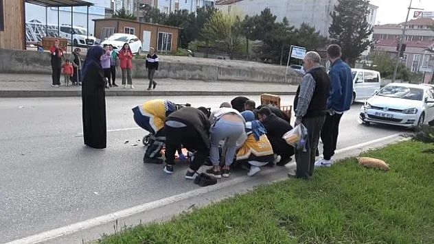 Otomobil motosiklete çarptı