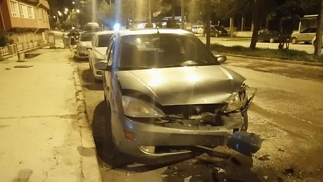 Park halindeki 2 araca çarptı