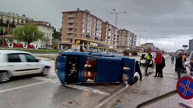 Levhaya çarptı yan yattı