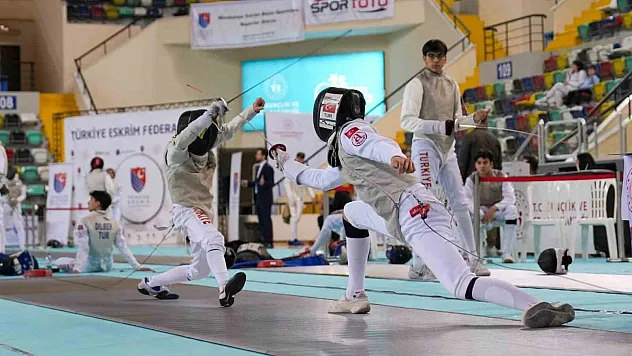 Eskrimde şampiyonluk için yarışıyor