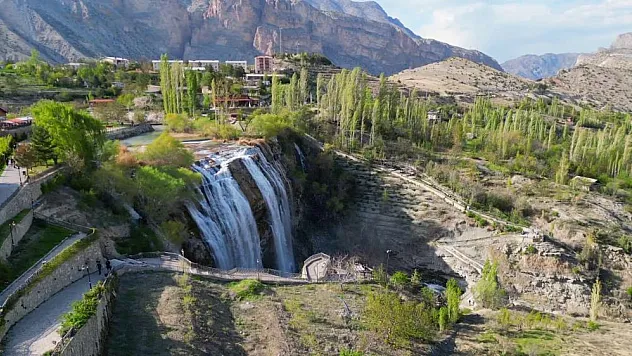 Tortum Şelalesi, yeşilin binbir tonuna büründü