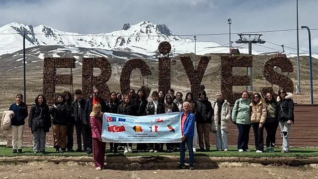 Romanya ve Karayipler'den  gelen öğrenciler Erciyes Kayak Merkezi'ne hayran kaldı